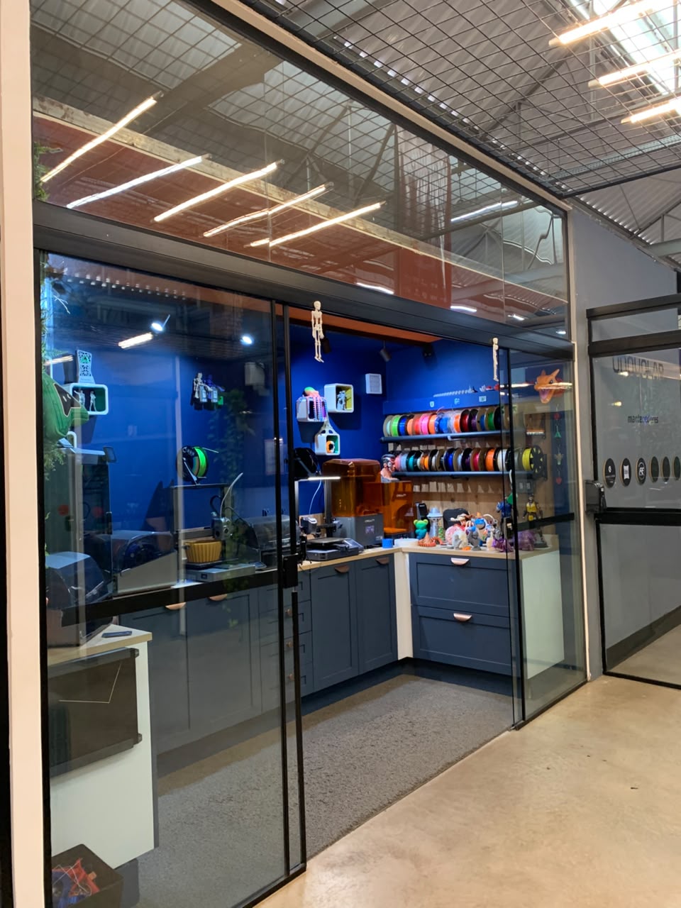 Vitrine de peças impressas no showroom Biotrônica 3D